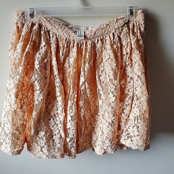 3/$15 Forever 21 LA lace Cream color skirt Size Small - Picture 2 of 12